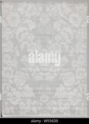 Napkin of linen damask with a naturalistic flower pattern, Napkin of white linen with a naturalistic flower pattern. From a tuft of large flowers and leaves in the middle, a set of branches with large flowers and leaves and (below) a calabash-like fruit originates both upwards and downwards. The branches first bend towards the edge but come together again at the bottom in a flower, from which fine branches spring back that fill the cartouches formed by the pivoting of the branches. Branches along the edges also seem to grow from the middle branches. Between the heavy, naturalistic flowers Stock Photo