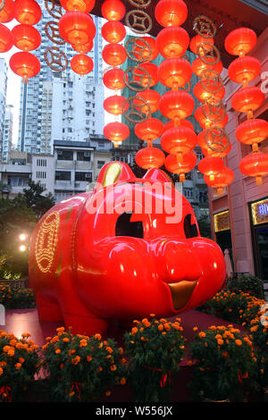 Hong K Ang L Nrg O T Autd A Ar New Y O Nr Walkway L O O Tung Av Onu O Is Hung With Red Lanterns In Celebration Of The Upcoming Chinese Lunar New Ye Stock Photo Alamy