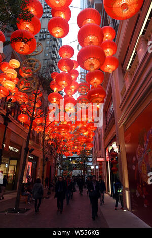 Hong K Ang L Nrg O T Autd A Ar New Y O Nr Walkway L O O Tung Av Onu O Is Hung With Red Lanterns In Celebration Of The Upcoming Chinese Lunar New Ye Stock Photo Alamy