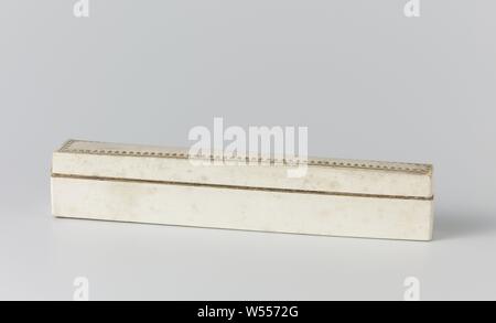 Fan box of paper, tapered, outside covered with finely structured white paper, top lid with border of clovers trimmed, inside covered with light blue paper., C.D. le Lorrain, Amsterdam (possibly), c. 1911, geheel, deksel, painting, l 25.5 cm × w 4 cm × h 4.7 cm Stock Photo