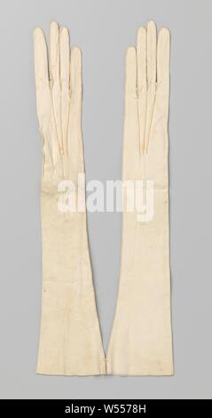 Glove of beige chamois leather, Right glove of beige chamois leather. Three radiating cords on the back. On the inside a split with two mother-of-pearl buttons., Odetti, c. 1900 - c. 1935, geheel, knoopjes, l 45.5 cm × w 9 cm Stock Photo