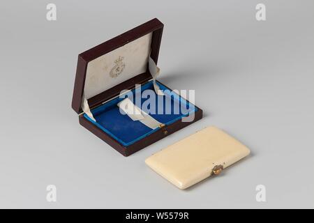 Visiting booklet and notebook made of ivory, with a fixed ivory leaf with gilt pencil, in brown leather box. Rectangular model, two hinges, caps with rubber bands to put business cards under. Box of wood (?) Covered with leather, inside with blue and white satin and velvet, quilted. Address (in the box lid): round, golden stamp of crossed bands with lion and border lettering: A. BONEBAKKER & ZN IN AMSTERDAM. Underlying note with dated assignment., Fa. As. Bonebakker en Zoon, Amsterdam, in or before 1872, ivory, wood (plant material), leather, satin, velvet (fabric weave), l 12 cm × w 9 cm l 11 Stock Photo