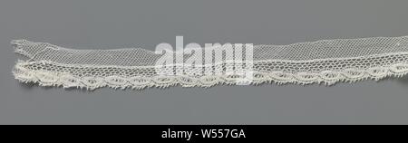 Strip of bobbin lace with edge of openwork pointed oval, Natural strip of bobbin lace, Valenciennes lace. Along the underside of the strip runs a band of concatenated pointed ovals, which form regular scallops. Above the strap, the strip consists of a mesh ground, a round Valenciennes ground. The pointed ovals are made in linen with openwork edges and a recess in the center, which is decorated with small snowflakes. The top of the strip is finished straight and sewn to a strip of machine grommet. The scallops along the bottom are finished with picots., anonymous, Belgium, c. 1880 - c. 1914 Stock Photo