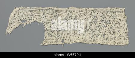 Strip of bobbin lace with flung ribbon motif, Strip of natural-colored bobbin lace. The pattern consists of winding and circle-forming lines, with which various symmetrical compositions have been made. Only the middle composition is undamaged. The motifs are connected by braids. The motifs are made in linen with openwork edges and cut-outs. On the latitudinal axes of the compositions there are stars in a straight line, made of braids (middle composition) and leaf-shaped shaping (the two compositions next to it). Along the underside of the strip runs a scalloped edge of concatenated fan motifs Stock Photo