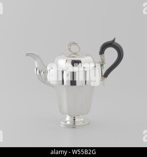 Coffee pot, octagonal, The round, constricted foot rests on a straight-walled base. A smooth profile has been applied along the bottom edge of the base and a cable border runs right across the wall. The octagonal body is made up of a hollow-curved chalice shape, a convex wide band and a hollow-curved, rejuvenating neck. The curved spout is provided at the level of the belt, the lower part of which is decorated with crackling. The ebony, C-shaped bent ear with thumb support has a silver mount on the top in the shape of a snake's head with a sculpted body, resting on an acanthus volute. Stock Photo