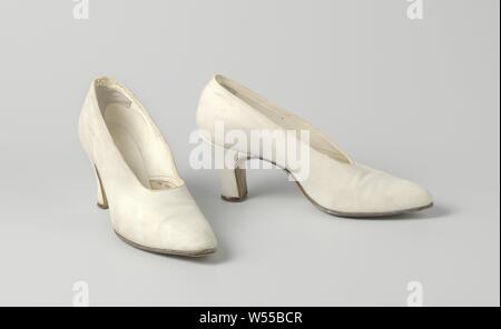 Women s shoe made of ivory white suede high cut shaft edge and high heel Women s shoe made of ivory white suede. Model Pointed nose one piece leather top. The front of the heel runs