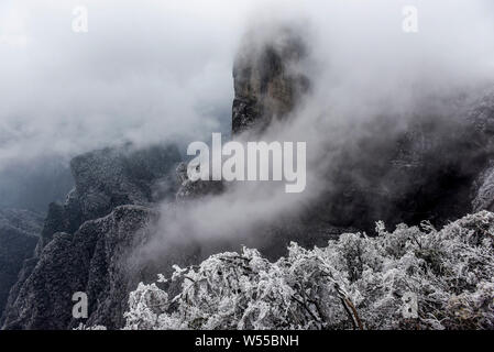 Landscape of the snow-covered Tianmen Mountain in Zhangjiajie city, central China's Hunan province, 16 February 2019. Stock Photo