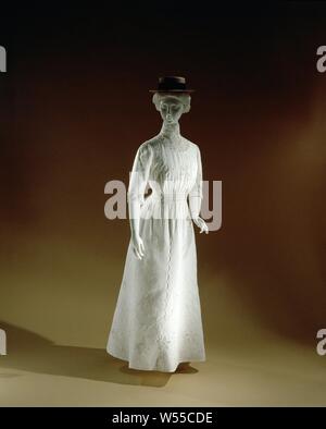 Tennis dress with long sleeves and wide waistband, made of translucent  woven white cotton, decorated with stitched and open seams, white  embroidered flower and leaf branches and lace., anonymous, Netherlands,  1900 - 1910, cotton (textile ...