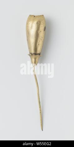 Hat pin made of Persian masquerade costume, Hat pin made of gold-colored metal (copper?) With open lotus-like ornament on needle with pointed tip, Delft, gentleman Gijsbert Christiaan Six (1892-1975), Delft Student Corps, Tokti Beg, anonymous, The Hague (possibly), 1913, geheel, painting, l 10.5 cm × d 1.5 cm Stock Photo