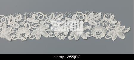 Strip of bobbin lace with five-leaf, Strip of natural-colored bobbin lace, fine Bruges floral arrangements. On an open bar stock there are concentric u-shapes with a running pattern of branches, with an anemone, a five-leaf and a bunch of three almond-shaped fruits or leaves., anonymous, Bruges (possibly), c. 1890, linen (material), bobbin lace, l 44 cm × w 10 cm Stock Photo