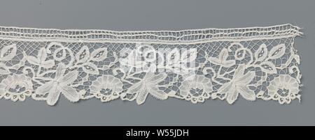 Strip of bobbin lace with five-leaf, Strip of natural-colored bobbin lace, fine Bruges flower arrangements. On an open bar bottom there are concentric u-shapes with a running pattern of branches, with an anemone, a five-leaf and a bunch of three almond-shaped fruits or leaves., anonymous, Bruges (possibly), c. 1890, linen (material), bobbin lace, l 490 cm × w 11 cm Stock Photo