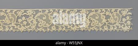 Strip bobbin lace with volutes, Strip natural bobbin lace, possibly Flemish guipure. Symmetrical pattern with volutes with three, four and five-leaf flowers. Different braided grounds with picots around the motifs. Honeycomb soil within the motifs. The top is finished with a straight edge. The bottom is finished with triangles made up of curves., anonymous, Belgium, c. 1910 - c. 1930, Flemish guipure lace, l 148 cm × w 11 cm ×, 23.5 cm Stock Photo