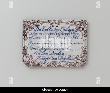 Tile with a saying: 'Who does and sagt wants to be ...', rectangular tile of multi-colored faience. On the tile, within a purple border in blue letters, is the saying: 'Who does and sagt wants to be ...'., anonymous, Rotterdam, 1774, earthenware, tin glaze, l 18.1 cm × w 13.2 cm Stock Photo