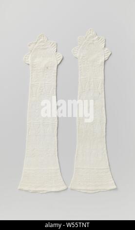 Mitaine of white knitted cotton, with a pattern of cross legs, each with a different motif. At the top seven shells all around., anonymous, West-Europa, c. 1750 - c. 1820, geheel, knitting, l 43 cm × w 12.5 cm Stock Photo