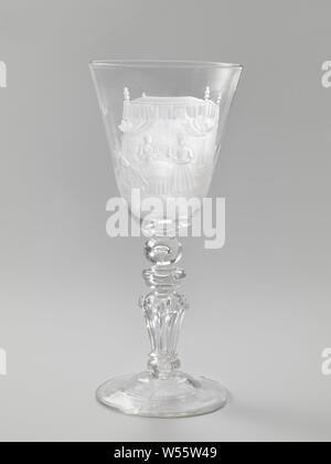 Wine glass with a scene of a lying-in chamber, Goblet with a delivery room, Vaulted foot. Octagonal shaped blown trunk with knots and a bubble. Conical cup with rounded bottom. On the chalice mother with child in childbirth and the midwife treating a large company. The foot is broken, visiting the new mother, lying-in visit, anonymous, c. 1725 - c. 1750, glass, glassblowing, h 33 cm × d 15 cm Stock Photo