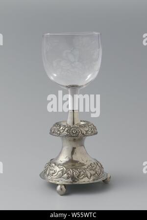 Chalice with a representation of a rose, Straight strain. Bowl shaped cup. The stem mounted on a diabolo-shaped salt vessel of silver, standing on three balls and decorated with driven flower vines. On the chalice a rose with a butterfly and a dragonfly., anonymous, c. 1750 and/or 1708, glass, silver (metal), glassblowing, h 10 cm × d 8 cm Stock Photo