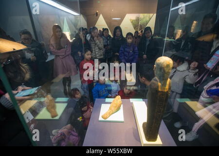 People visit an exhibition of ancient Egyptian civilization at Zhejiang West Lake Gallery in Hangzhou city, east China's Zhejiang province, 23 Februar Stock Photo
