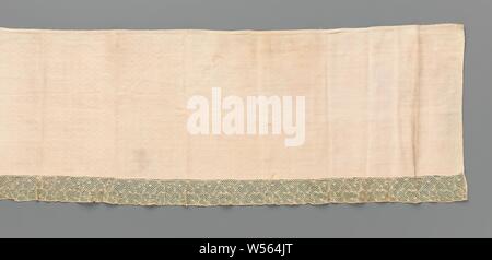 Altar cloth of linen damask with an edge spool lace with very thin tendril with c-shaped splits and buttons, Altar cloth of linen damask with a pattern of four-leaf clover. Rectangular model. On one side a strip is sewn from bobbin lace, from the old Flemish side. The repeating and continuous pattern consists of a very thin branch with a lot of c-shaped splices and with small oval buttons or berries at the ends. The branch is made in a lattice soil, a five-hole soil. The very sparingly applied full work is made in linen, with the openwork edges being about as wide as the full work. The top Stock Photo