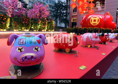 Hong K Ang L Nrg O T Autd A Ar New Y O Nr Walkway L O O Tung Av Onu O Is Hung With Red Lanterns In Celebration Of The Upcoming Chinese Lunar New Ye Stock Photo Alamy