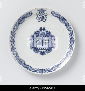 Plate painted with an unknown weapon, possibly Van Egmond, Plate of earthenware painted in blue on tin glaze with an unknown weapon in the shelf, possibly from a member of an unknown family Van Egmond. A crowned mirror monogram J.V.E. The border decorated with sheet metal., anonymous, Delft, 1718, d 21.7 cm Stock Photo