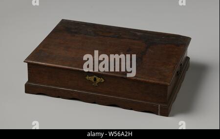 Wooden box, belonging to 29 magic lantern slides in wooden frame with (five) round glass plates used for magic lantern., anonymous, c. 1760, wood (plant material), copper alloy, w 52 cm × l 39 cm × h 13 cm Stock Photo