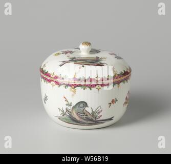 Bowl with a putto in a medallion, Porcelain bowl with a slightly ribbed wall, painted on the glaze in blue, red, pink, green, yellow, black and gold. On the outside wall twice a bird in a landscape. Bouquets and scatter flowers in between. On the edge a pink band with half circles, including a rocaille decoration. Marked on the bottom with the F, a sign next to ZO [20?] And 'Nor. A'., Fürstenberg, c. 1765 - c. 1775, porcelain (material), glaze, gold (metal), vitrification, h 6.5 cm d 11.4 cm d 7.8 cm Stock Photo