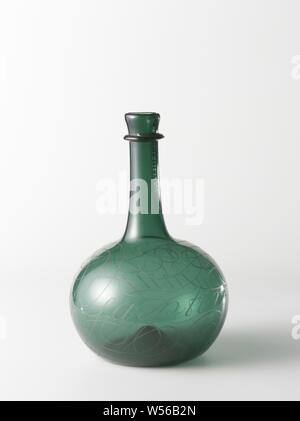 Bottle Bottle with the inscription: Gaep while one is offering you porridge, Inset soul. Spherical body, transforming into a slender neck, around which a drip ring has been fitted. The body is inscribed in Italian letters 'Gaep terwyl men u pap.' Below the bottom 'That heedless carelessness teases, Not on the porridge fronts and yawns, Goe be offered service, That is what I wish for when it is in Laet. Around the pontil brand 'Willem van Heemskerk AE 70 Ao 1683. Leiden'., anonymous, 1683, glass, glassblowing, h 24.9 cm × d 16.4 cm Stock Photo