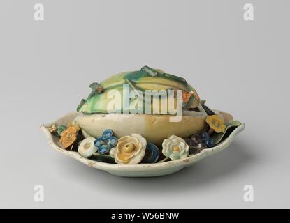 Butter dish lid, A lid made of multi-colored faience., Blankenburg, Amsterdam, c. 1755 - c. 1760, earthenware, tin glaze, w 10 cm × d 6 cm × h 3.5 cm Stock Photo