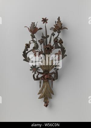 Wall arm, whose arms and candle holders are shaped like flower sprays, An iron forged altar bouquet. Painted with the original colors., anonymous, c. 1700 - c. 1750, iron (metal), forging, h 45.5 cm × w 22.5 cm Stock Photo