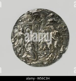 Adoration of the Shepherds, Round, silver plaque. Left Maria, kneeling to the right, for her the Child with the ox and the donkey, while Joseph leans over him. on the right hand side, kneeling and a standing shepherd with dog. Behind Maria a youthful shepherd, three-quarters seen from behind. In the background on the left a bow gallery, on the right a tree behind which a mountain landscape is visible., anonymous, Netherlands, c. 1625 - c. 1650, silver (metal), d 7.8 cm Stock Photo