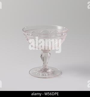 Scale on foot, with bows and stars, Flat, facet-cut foot. Faceted, baluster-shaped trunk with four discs. Wide, oval chalice with facet-cut bottom. On the chalice a continuous pattern of arches under a clear, polished band with stars. This type of glass mainly served for serving sweets., anonymous, Bohemen, c. 1725 - c. 1750, glass, grinding, h 11 cm × d 10.8 cm Stock Photo