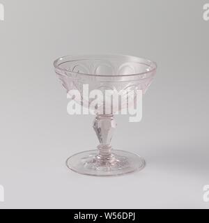 Scale on foot, with bows and stars, Flat, facet-cut foot. Faceted, baluster-shaped trunk with four discs. Wide, oval chalice with facet-cut bottom. On the chalice a continuous pattern of arches under a clear, polished band with stars. This type of glass mainly served for serving sweets., anonymous, Bohemen, c. 1725 - c. 1750, glass, grinding, h 11 cm × d 10.8 cm Stock Photo