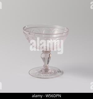 Scale on foot, with bows and stars, Flat, facet-cut foot. Faceted, baluster-shaped trunk with four discs. Wide, oval chalice with facet-cut bottom. On the chalice a continuous pattern of arches under a clear, polished band with stars. This type of glass mainly served for serving sweets., anonymous, Bohemen, c. 1725 - c. 1750, glass, glassblowing, h 11 cm × d 10.8 cm Stock Photo
