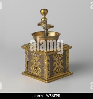 Coffee grinder with brass fittings on wooden cabinet, The object consists of the cabinet and the drawer, which are made of oak, and rich in copper, the grinder of iron, a funnel and a handle of brass and a handle of iron covered with brass. The grinder is mounted in the cabinet against the upper surface of the cabinet, on which the letters EDAM are cut out in the fitting. On the cladding of the crank the signature: fait par Simon Renard maitre serrurier a Huy., Simon Renard, Hoei, c. 1700 - c. 1725, brass (alloy), iron (metal), oak (wood), h 10.1 cm h 21 cm l 11.6 cm × w 11.6 cm Stock Photo