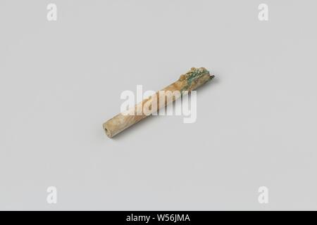 Fragment of a pipe stem from the wreck of the East Indiamen Hollandia, Pipe, voice, fragment, Annet, Dutch East India Company, Hollandia (ship), anonymous, Netherlands, 1700 - in or before 13-Aug-1743, pipe clay, l 4.7 cm × d 0.6 cm Stock Photo