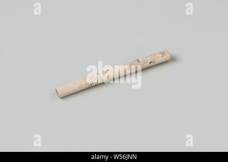 Fragment of a pipe stem from the wreck of the East Indies ship Hollandia, Pipe, voice, fragment, Annet, Dutch East India Company, Hollandia (ship), anonymous, Netherlands, 1700 - in or before 13-Aug-1743, pipe clay, l 6 cm × d 0.5 cm Stock Photo