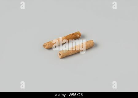Fragments of pipe stalk from the wreck of the East Indies ship Hollandia, Pipe voice, fragments, Annet, Dutch East India Company, Hollandia (ship), anonymous, Netherlands, 1700 - in or before 13-Aug-1743, pipe clay, l 6 cm × d 0.6 cm Stock Photo