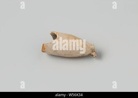 Fragment of a pipe bowl from the wreck of the East Indiamen Hollandia, 1 pipe bowl, Annet, Dutch East India Company, Hollandia (ship), anonymous, Netherlands, 1700 - in or before 13-Aug-1743, pipe clay, l 5 cm × d 2.1 cm Stock Photo