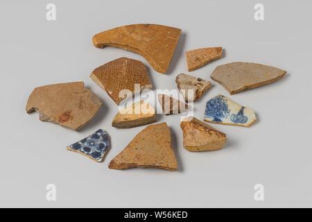 Shards of jugs and porcelain from the wreck of the East India dealer Hollandia, Stoneware, Rhenish, Frechen-ware jug, fragm of bodies, Annet, Dutch East India Company, Hollandia (ship), anonymous, Keulen, 1700 - in or before 13-Aug-1743, stoneware, porcelain (material), h 7.6 cm × w 5.3 cm × d 0.8 cm × h 3.4 cm × w 1.7 cm × d 0.6 cm Stock Photo