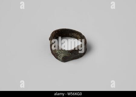 Knife-lifting ring from the wreck of the East India dealer Hollandia, Knife-handle, ferrule, Annet, Dutch East India Company, Hollandia (ship), anonymous, Netherlands, 1700 - in or before 13-Aug-1743, copper (metal), h 0.5 cm × d 1.6 cm Stock Photo
