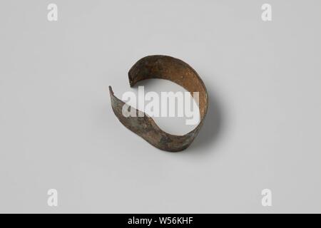 Knife-lifting ring from the wreck of the East India dealer Hollandia, Knife-handle, ferrule, Annet, Dutch East India Company, Hollandia (ship), anonymous, Netherlands, 1700 - in or before 13-Aug-1743, copper (metal), h 0.5 cm × d 1.8 cm Stock Photo