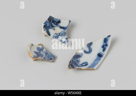 Shards of a dish from the wreck of the East Indies ship Hollandia, Porcelain, saucer, type 2, fragm or base, Annet, Dutch East India Company, Hollandia (ship), anonymous, Netherlands, 1700 - in or before 13-Aug-1743, porcelain (material), h 2.6 cm × w 5.9 cm × d 0.5 cm × h 3.7 cm × w 3.1 cm × d 0.7 cm × h 3 cm × w 2.3 cm × d 0.7 cm Stock Photo