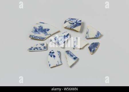 Shards of saucers from the wreck of the East Indiesman Hollandia, Porcelain, dish, fragment, fragments of rims, flat and curved, decorated, Annet, Dutch East India Company, Hollandia (ship), anonymous, Netherlands, 1700 - in or before 13-Aug-1743, porcelain (material), h 3.5 cm × w 4.7 cm × d 0.5 cm × h 1.3 cm × w 2.7 cm × d 0.2 cm Stock Photo