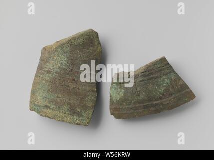 Fragments of the ship's bell from the wreck of the East Indies ship Hollandia, Acoustic, bell (ship's), fragment of rim, concentric band moldings, Annet, Dutch East India, Hollandia (ship), anonymous, Netherlands, 1700 - in or before 13-Aug-1743, copper (metal), h 13 cm × w 8.8 cm × d 2.8 cm × h 7 cm × w 11.5 cm × d 2.7 cm Stock Photo