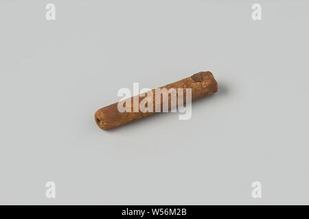 Fragment of a pipe stem from the wreck of the East Indiamen Hollandia, Pipe, voice, fragment, Annet, Dutch East India Company, Hollandia (ship), anonymous, Netherlands, 1700 - in or before 13-Aug-1743, pipe clay, l 3.7 cm × d 0.6 cm Stock Photo