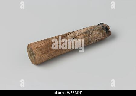 Knife lifter from the wreck of the East India dealer Hollandia, Knife, handle, Annet, Dutch East India Company, Hollandia (ship), anonymous, Netherlands, 1700 - in or before 13-Jul-1743, wood (plant material), h 8.8 cm × d 2.4 cm Stock Photo