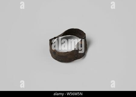 Knife lifting ring from the wreck of the East India dealer Hollandia Knife handle, ferrule, Annet, Dutch East India Company, Hollandia (ship), anonymous, Netherlands, 1700 - in or before 13-Aug-1743, copper (metal), h 0.5 cm × d 2 cm Stock Photo