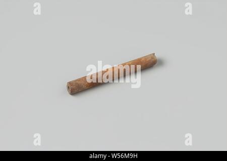 Fragment of a pipe stem from the wreck of the East Indiamen Hollandia, Pipe, voice, fragment, Annet, Dutch East India Company, Hollandia (ship), anonymous, Netherlands, 1700 - in or before 13-Aug-1743, pipe clay, l 5 cm × d 0.6 cm Stock Photo