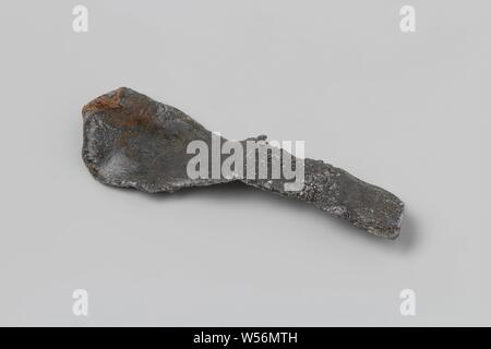 Fragment of a lead plate from the wreck of the East Indies vessel 't Vliegend Hart, oblong piece of lead. Sheet fragments, Dutch East India Company, 't Vliegend Hart (ship), Middelburg, 1729 - 2-Mar-1735, h 0.5 cm × w 5.3 cm × d 1.5 cm Stock Photo