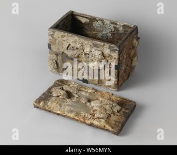 Une boîte en bois pleine d'argent est un trésor de richesse économique  Photo Stock - Alamy
